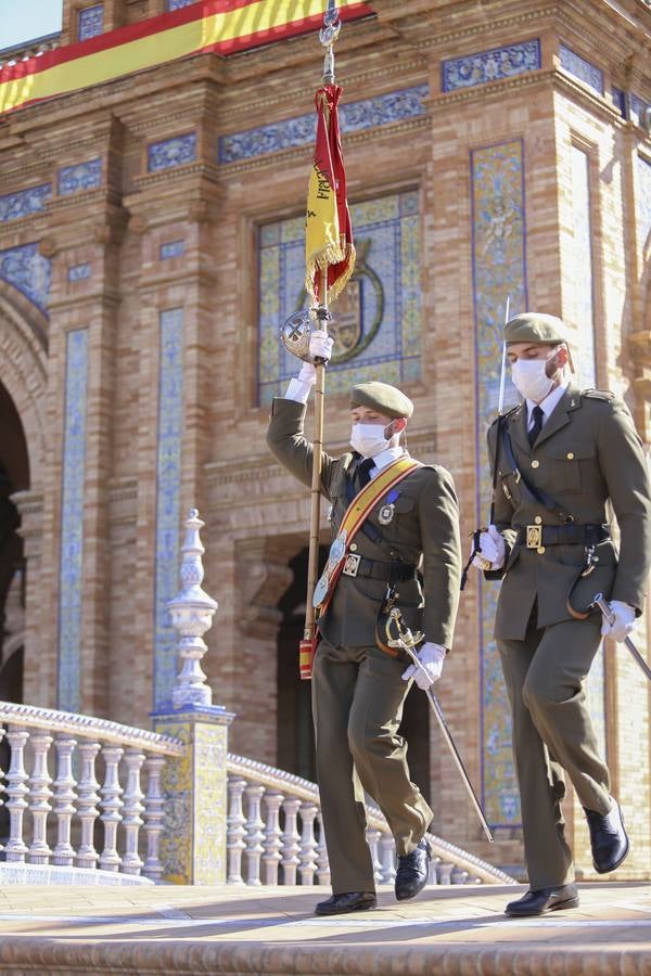 Izado de la bandera en la Plaza de España