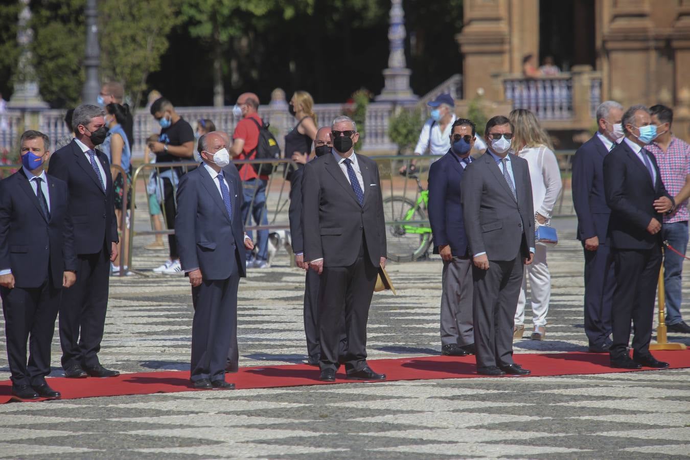 Izado de la bandera en la Plaza de España