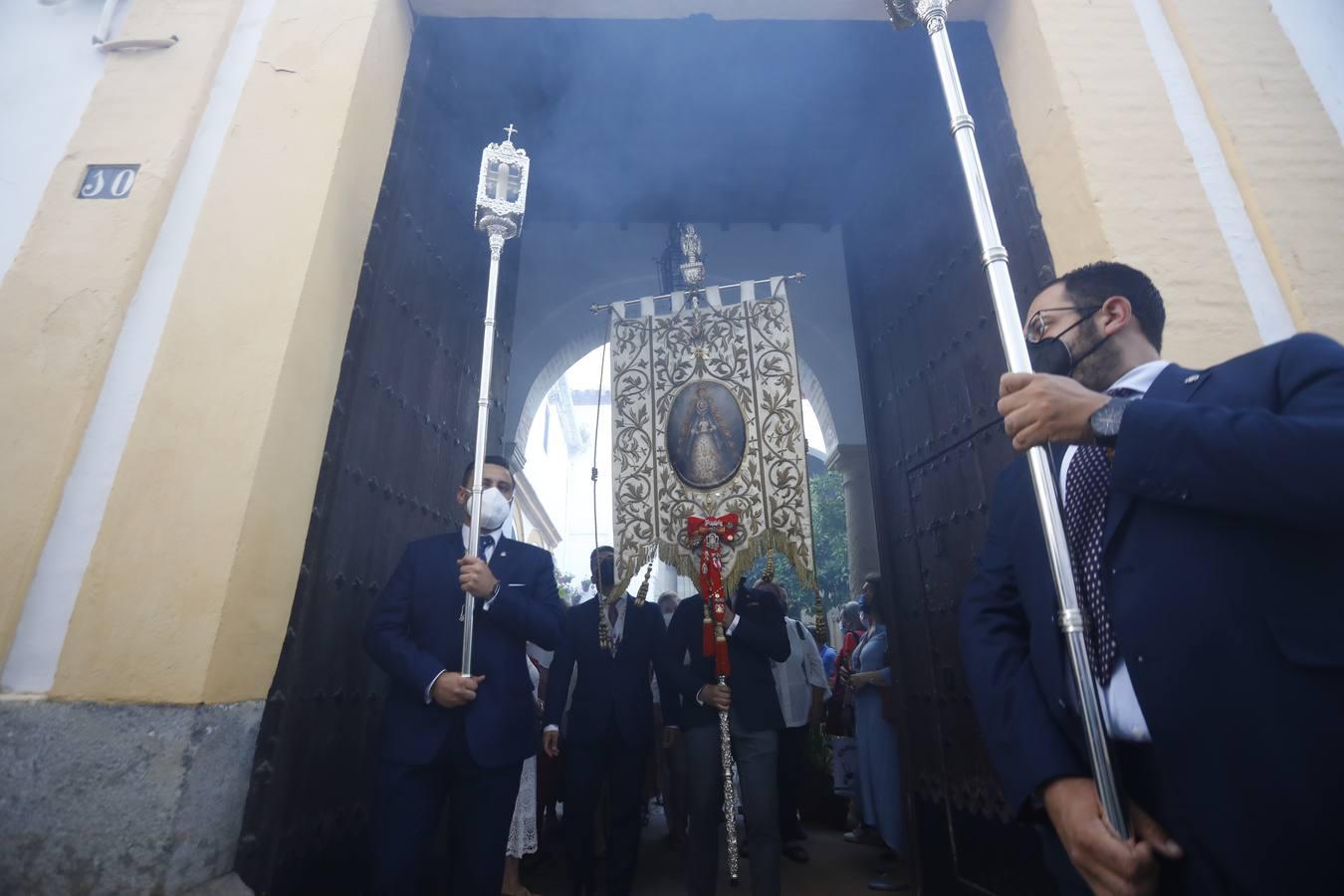 El simpecado del Rocío recupera las calles de Córdoba, en imágenes