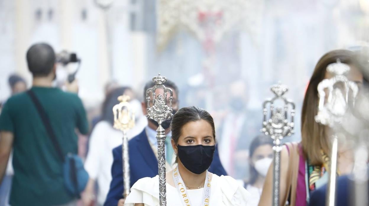 El simpecado del Rocío recupera las calles de Córdoba, en imágenes