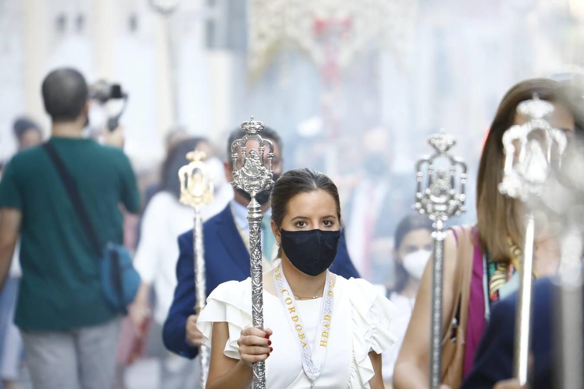 El simpecado del Rocío recupera las calles de Córdoba, en imágenes