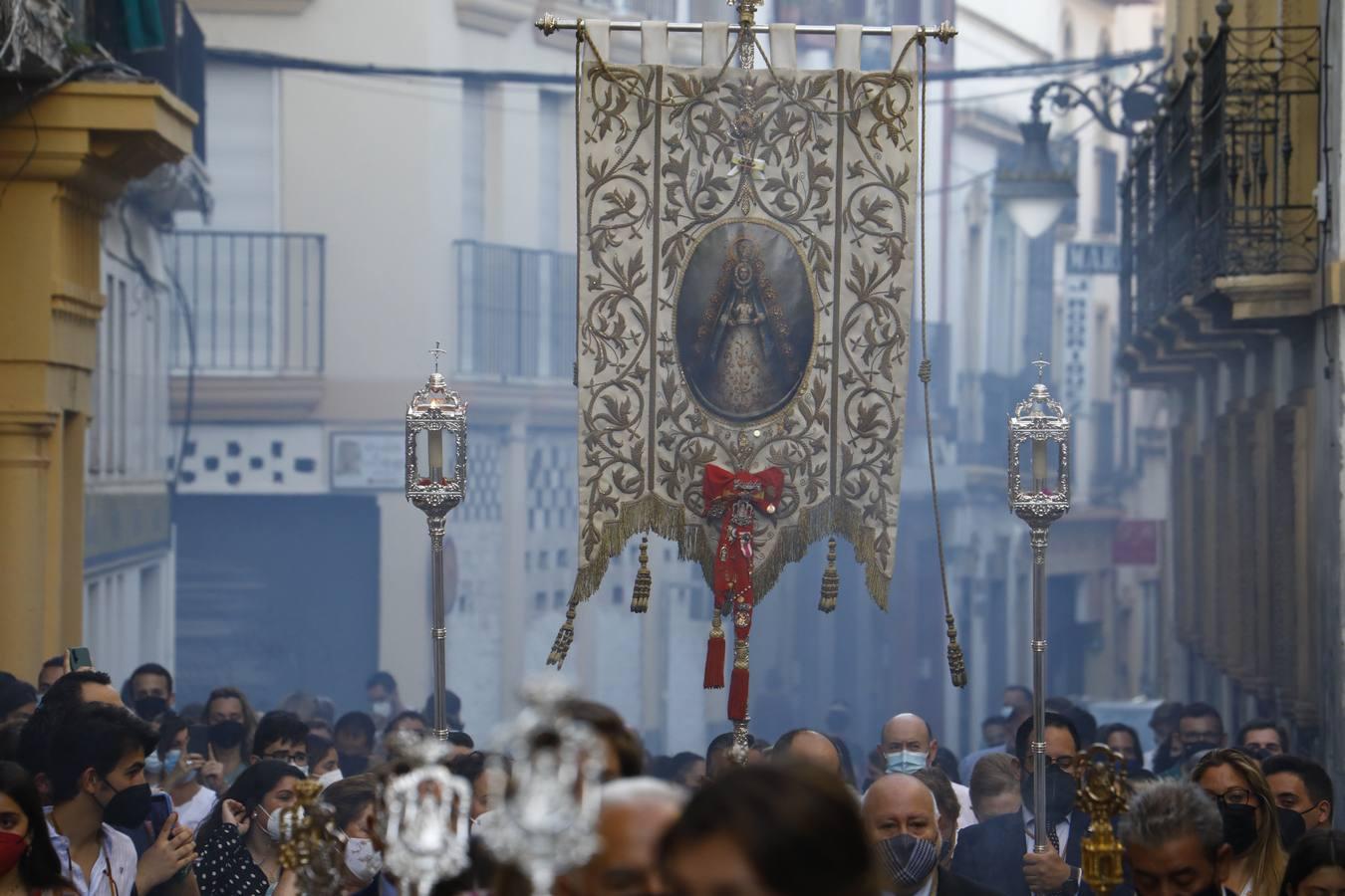 El simpecado del Rocío recupera las calles de Córdoba, en imágenes