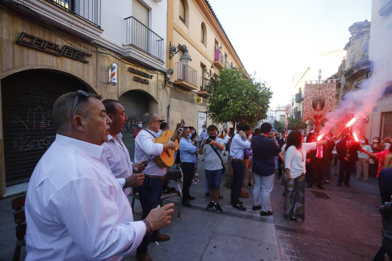 El simpecado del Rocío recupera las calles de Córdoba, en imágenes