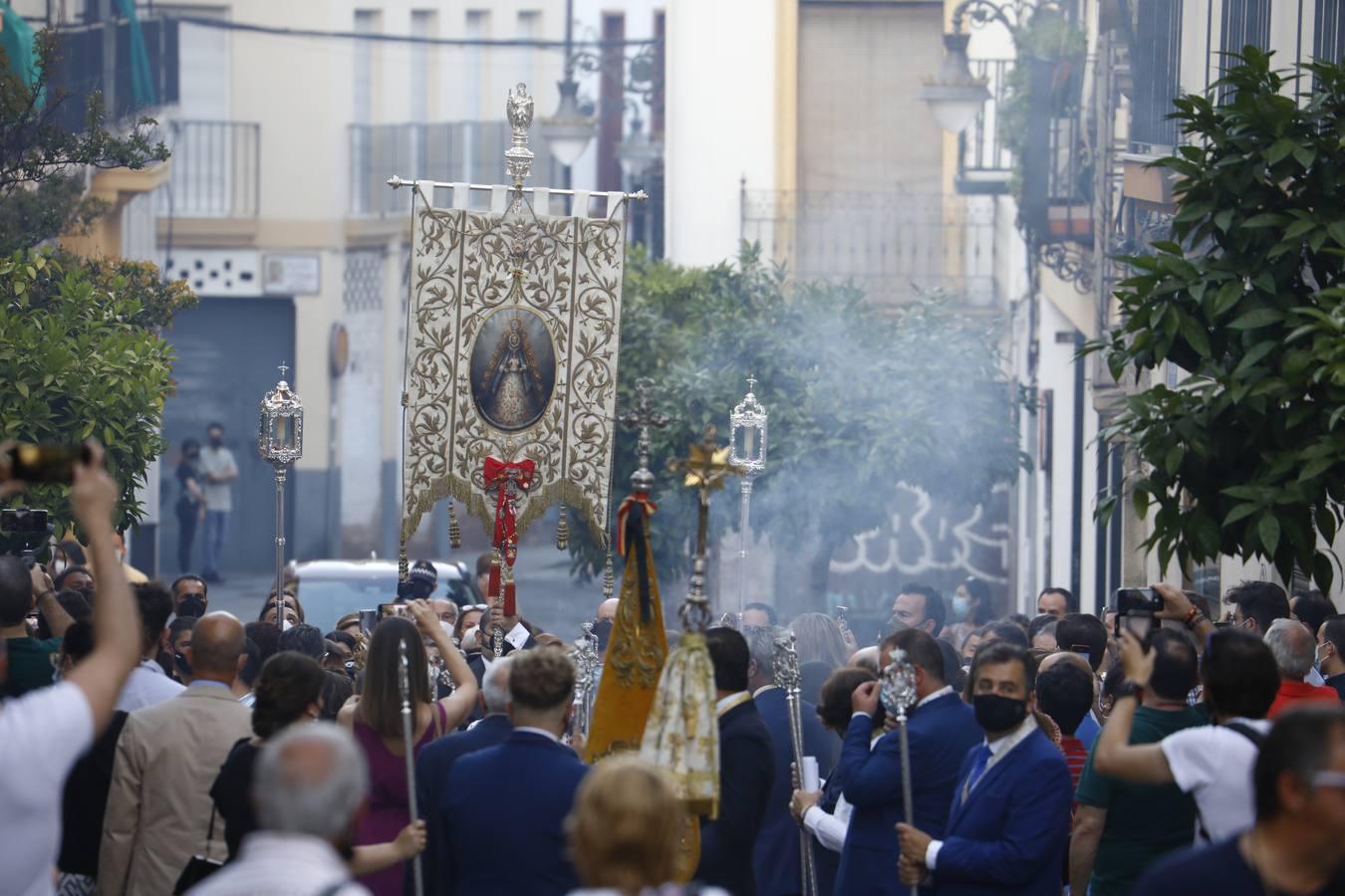 El simpecado del Rocío recupera las calles de Córdoba, en imágenes