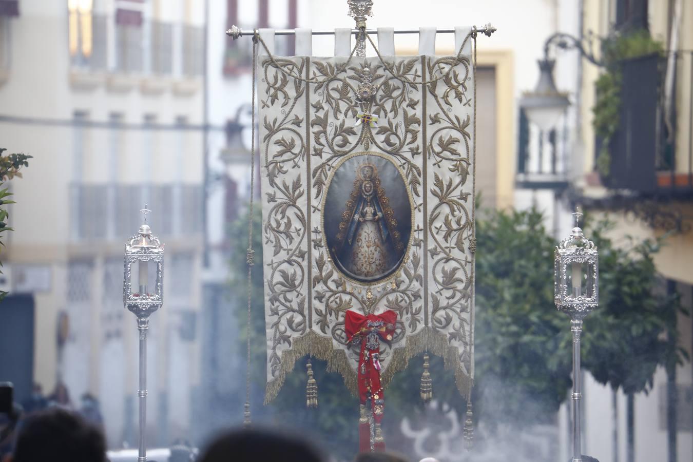 El simpecado del Rocío recupera las calles de Córdoba, en imágenes