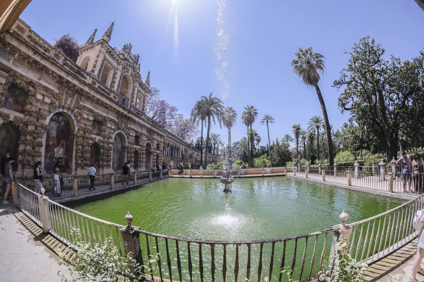 Los turistas vuelven a llenar el Real Alcázar de Sevilla