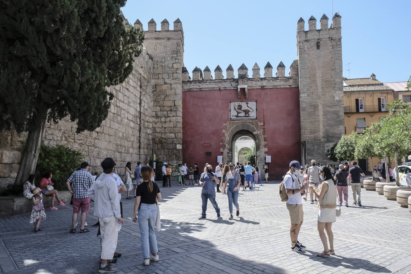 Los turistas vuelven a llenar el Real Alcázar de Sevilla