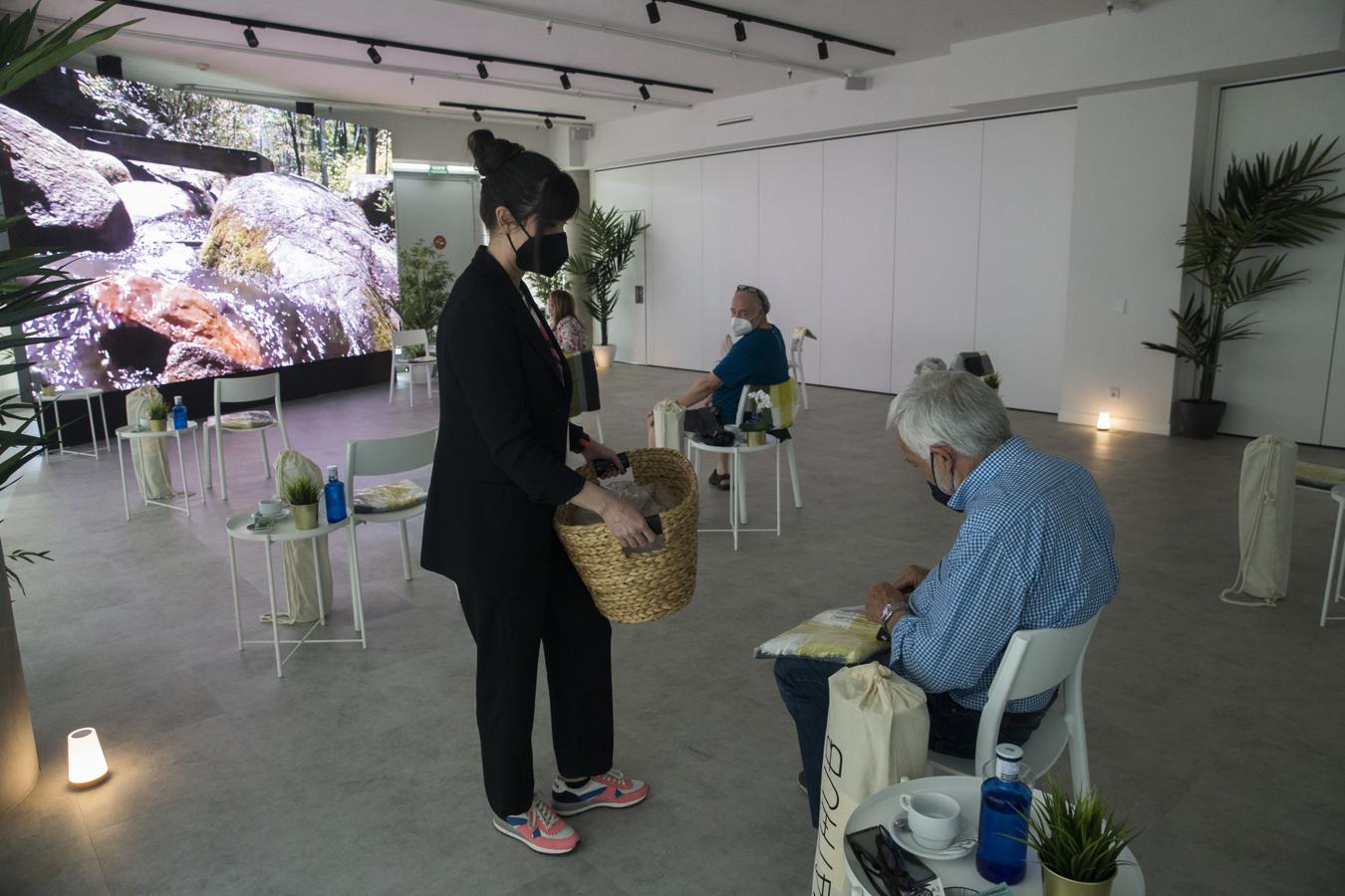 Proyectos sostenibles. Antes de que el taller del sueño diera comienzo, pudimos ver ala experta Belén Colomina recoger los envoltorios de plástico de algunos de los materiales que se iban a usar durante la meditación.