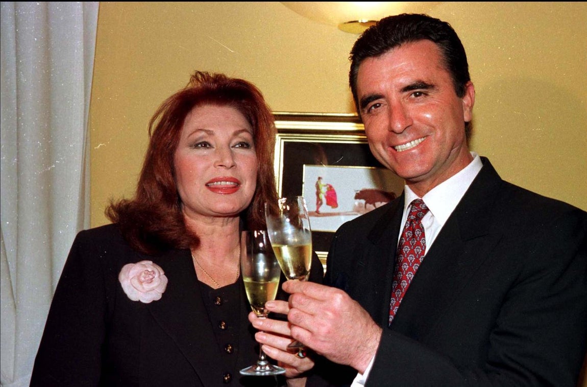 Celebrando su aniversario de boda. 