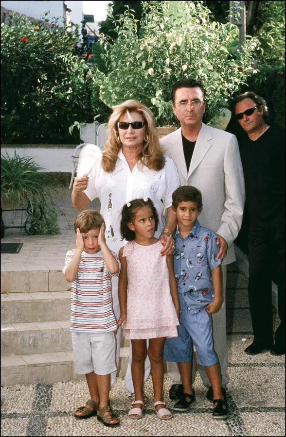 Posando con sus hijos Gloria Camila y José Fernando, además de Ortega Cano y Amador Mohedano. 