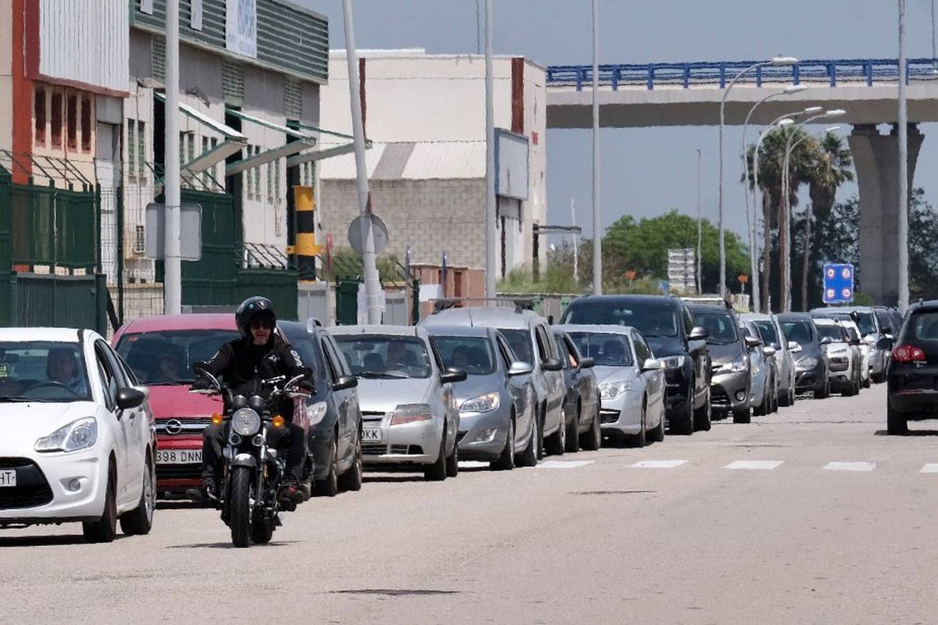 Colas kilométricas para la vacunación en Navantia Puerto Real