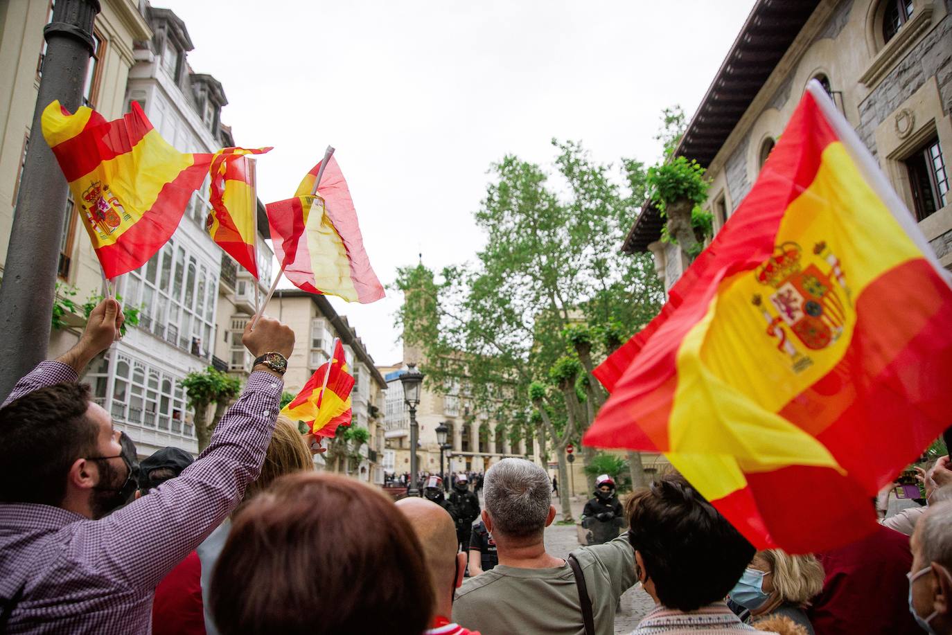 Don Felipe y Doña Letizia han sido recibidos entre aplausos y con vivas al Rey y a España. 