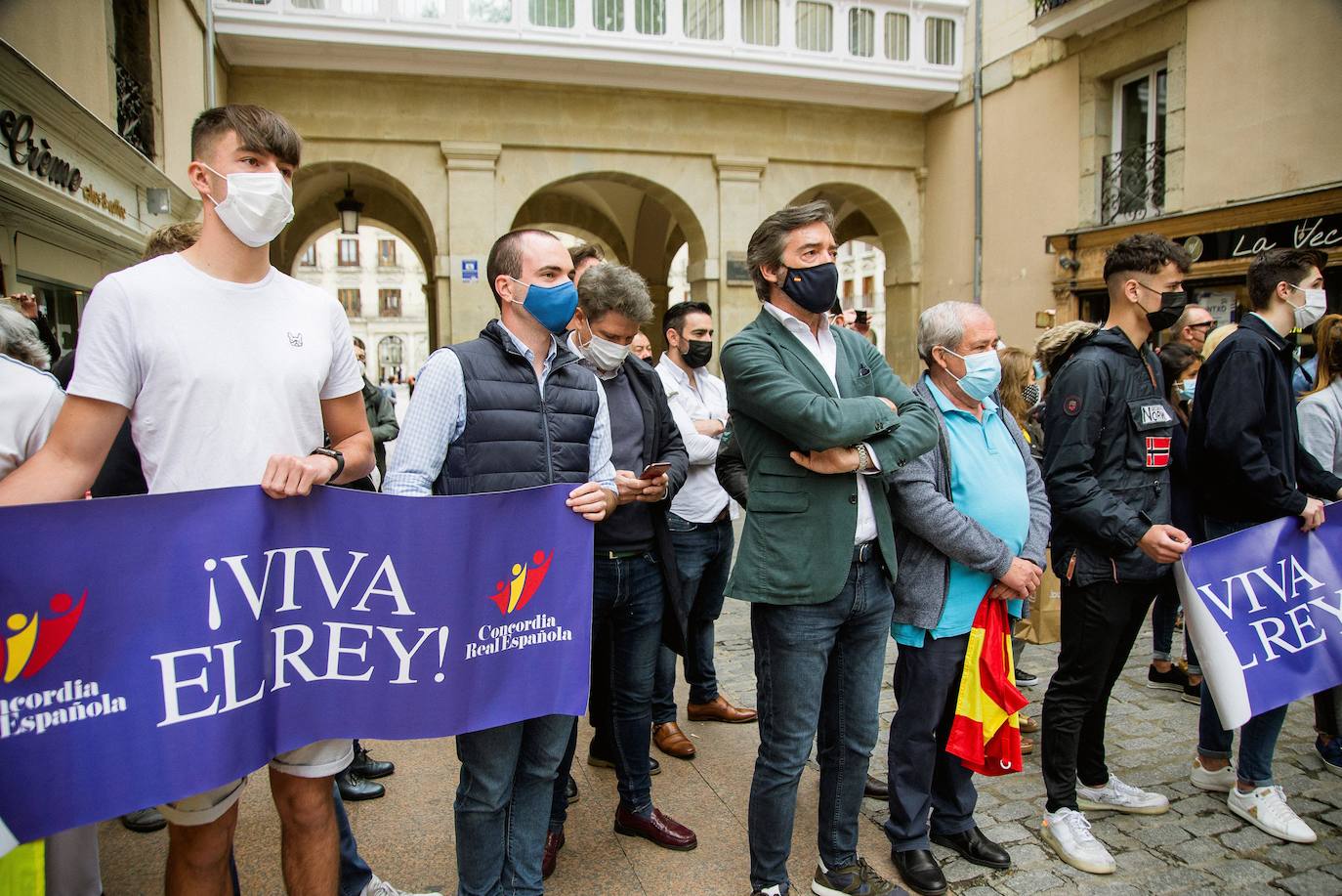 Varias personas reciben a los Reyes con pancartas de apoyo con motivo de la inauguración del Centro Memorial de las Víctimas del Terrorismo. 