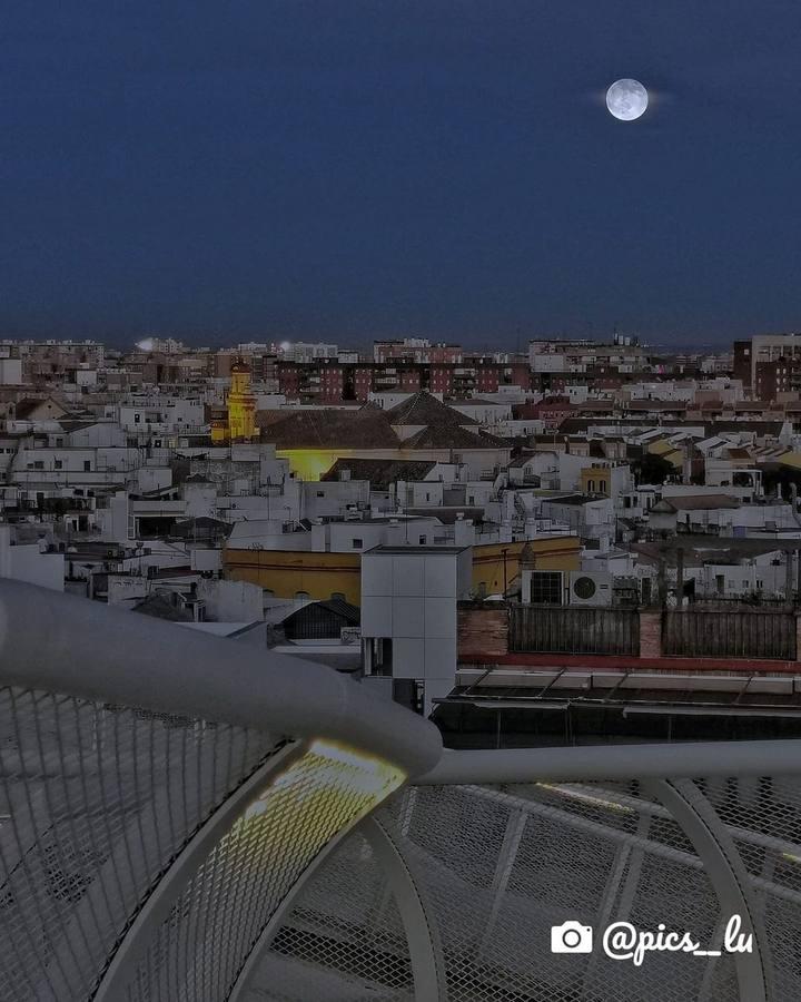 La magia de la Sevilla nocturna, protagonista de las imágenes recibidas en el reto fotográfico de ABC