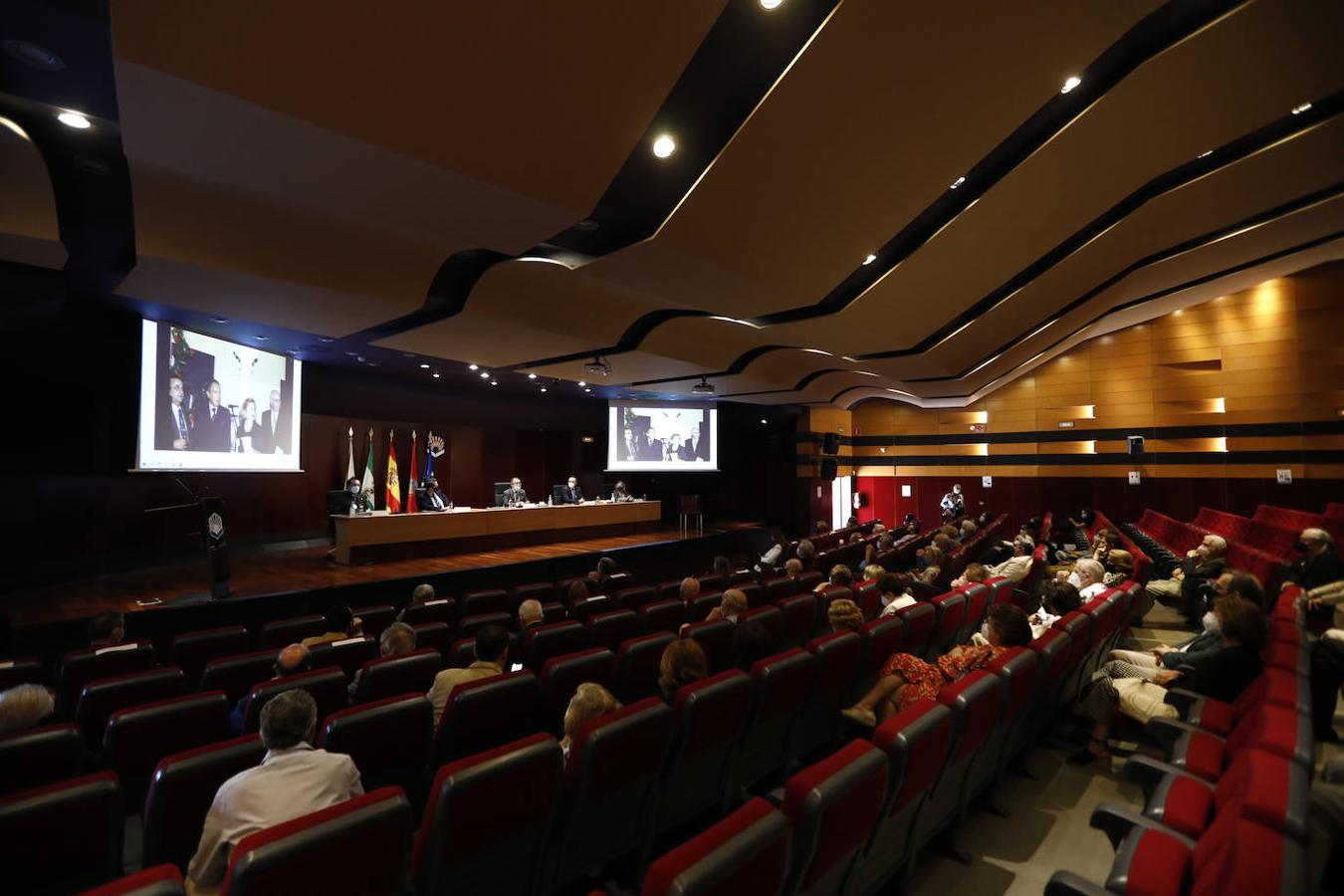 El nombramiento del alcalde de Córdoba como socio de honor del Aula del Vino, en imágenes