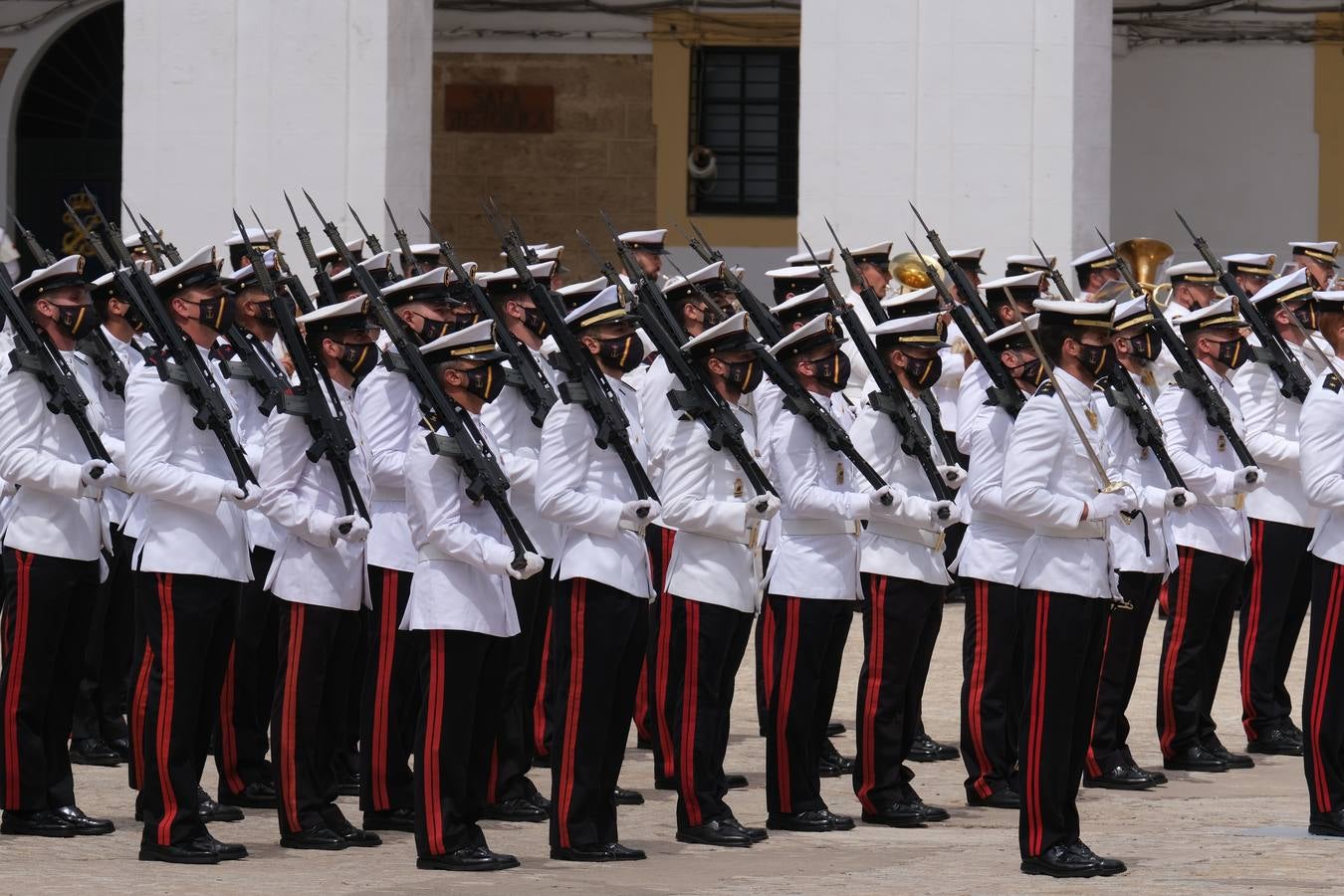 Los infantes de Marina que han llegado de Malí son recibidos en el TEAR