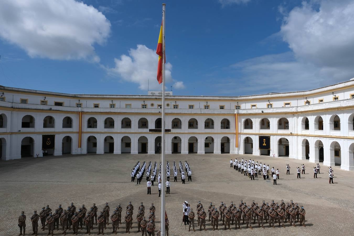 Los infantes de Marina que han llegado de Malí son recibidos en el TEAR