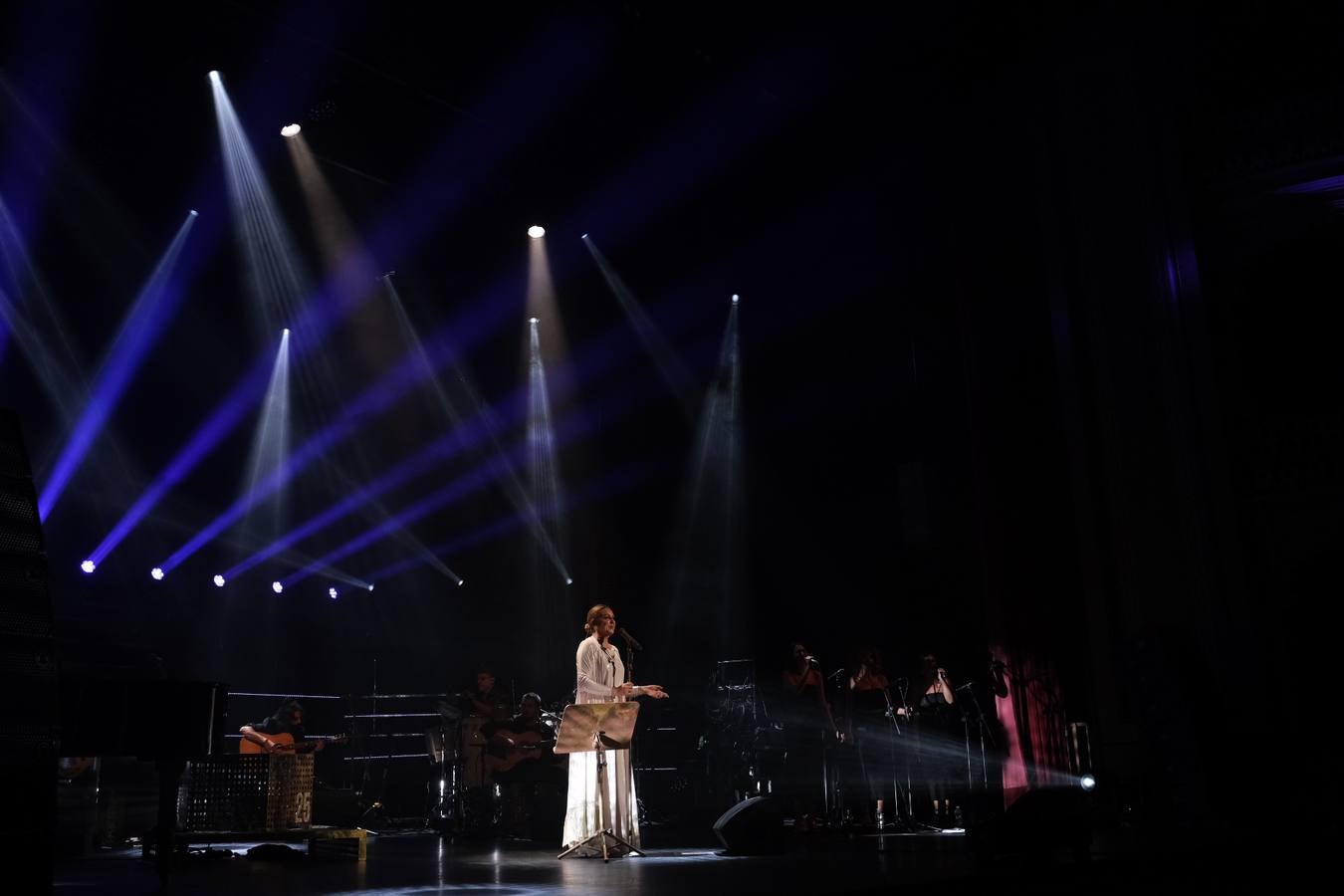 FOTOS: Niña Pastori arranca en el Falla la gira ‘Bajo tus alas’