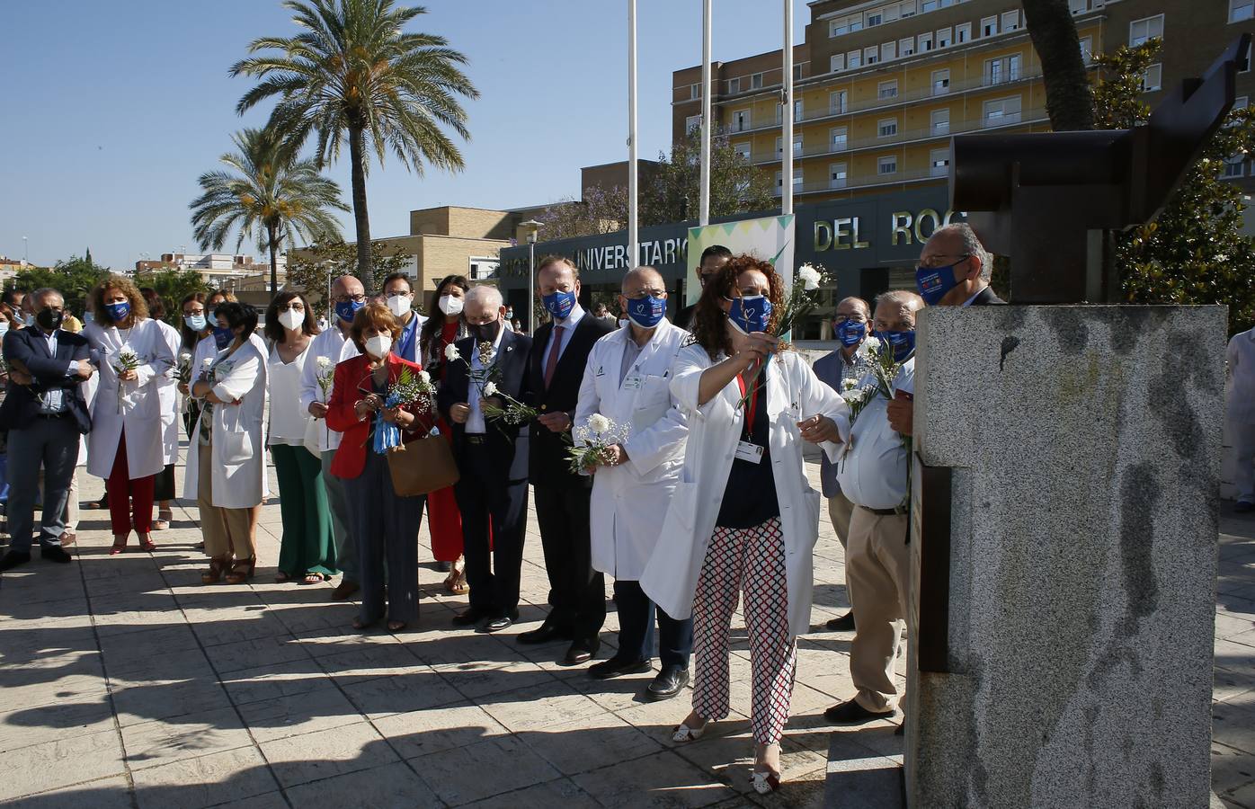 Ofrenda de claveles al monumento al donante en el Hospital Virgen del Rocío