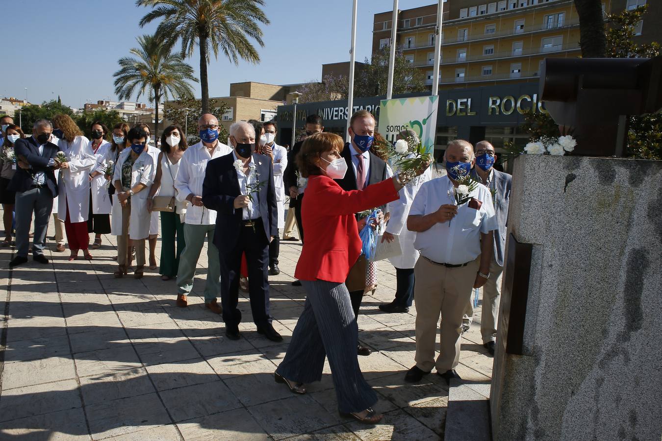 Ofrenda de claveles al monumento al donante en el Hospital Virgen del Rocío