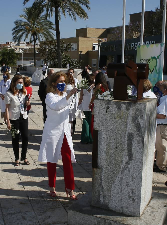 Ofrenda de claveles al monumento al donante en el Hospital Virgen del Rocío