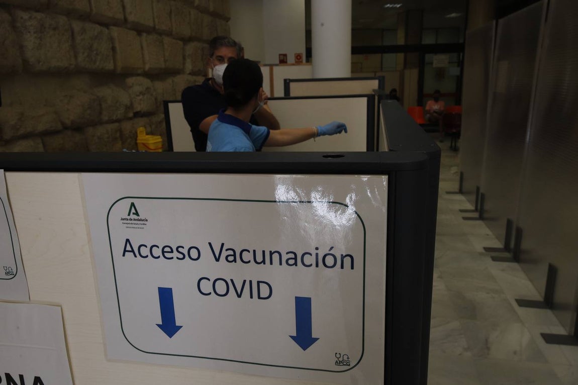En imágenes, arranca la vacunación Covid en la sede del Ayuntamiento de Córdoba