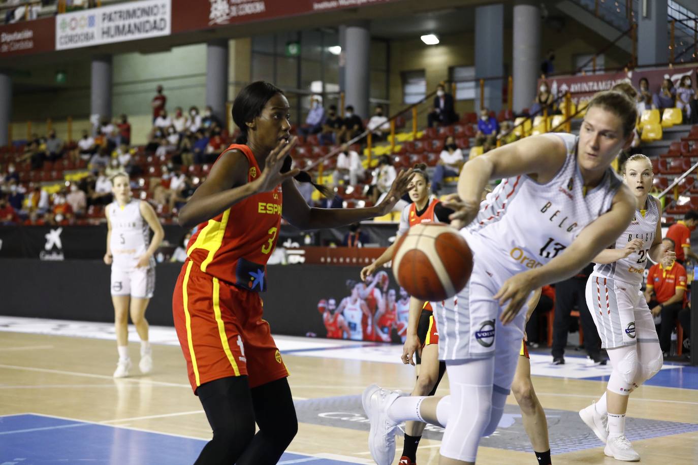 Las mejores imágenes del partido de baloncesto España-Bélgica en Córdoba