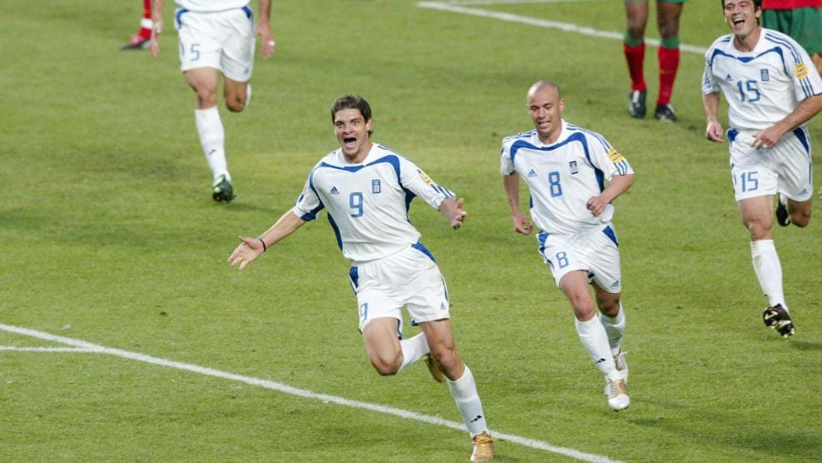 Epopeya helena. El torneo de 2004 parecía predestinado para Portugal. Era la anfitriona y por primera vez en años reunía un equipo plagado de estrellas. Figo, Rui Costa, Deco y un jovencísimo Cristiano Ronaldo alumbraban el once luso. Perdieron contra Grecia en el partido inaugural, pero ganaron a España y Rusia y pasaron como primeros de grupo a cuartos. Superaron agónicamente a Inglaterra (el penalti de Beckham a la grada) y en semifinales acabaron con los Países Bajos. De nuevo, Grecia aguardaba en la final. La selección helena había sorprendido a propios y a extraños alcanzando aquella cita. Su plantilla era mediocre y su fútbol escaso y ultradefensivo. Pero eran un equipo: suplián su inferioridad cualitativa con trabajo, concentración y, por qué no, como todo equipo campeón, con fortuna. Un gol de Charisteas acabó con el sueño Luso. Grecia consiguió su primera Eurocopa en el Estádio da Luz y el trofeo viajó a la tierra entre el Jónico y el Egeo. Portugal tuvo que esperar 12 años más para levantar el título de campeones de Europa.