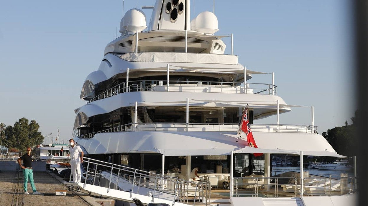 El megayate &#039;Lady Lara&#039; ya luce en el puerto de Sevilla