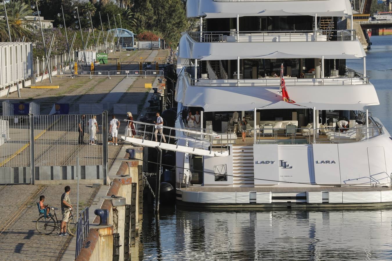 El megayate &#039;Lady Lara&#039; ya luce en el puerto de Sevilla