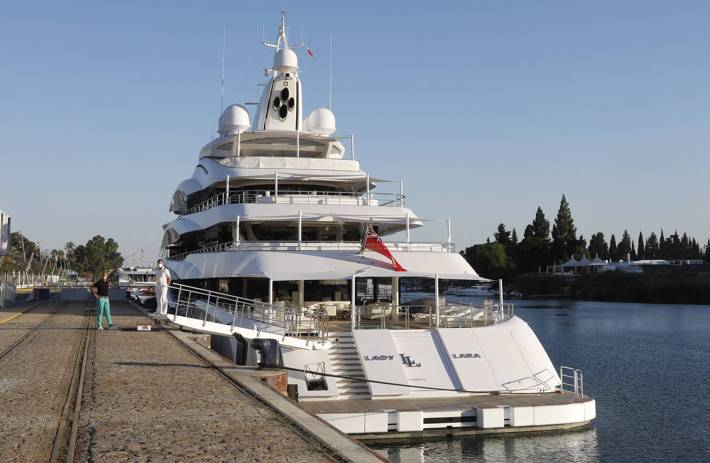 El megayate &#039;Lady Lara&#039; ya luce en el puerto de Sevilla