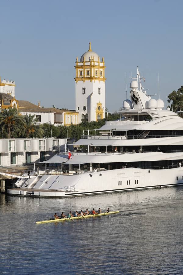 El megayate &#039;Lady Lara&#039; ya luce en el puerto de Sevilla