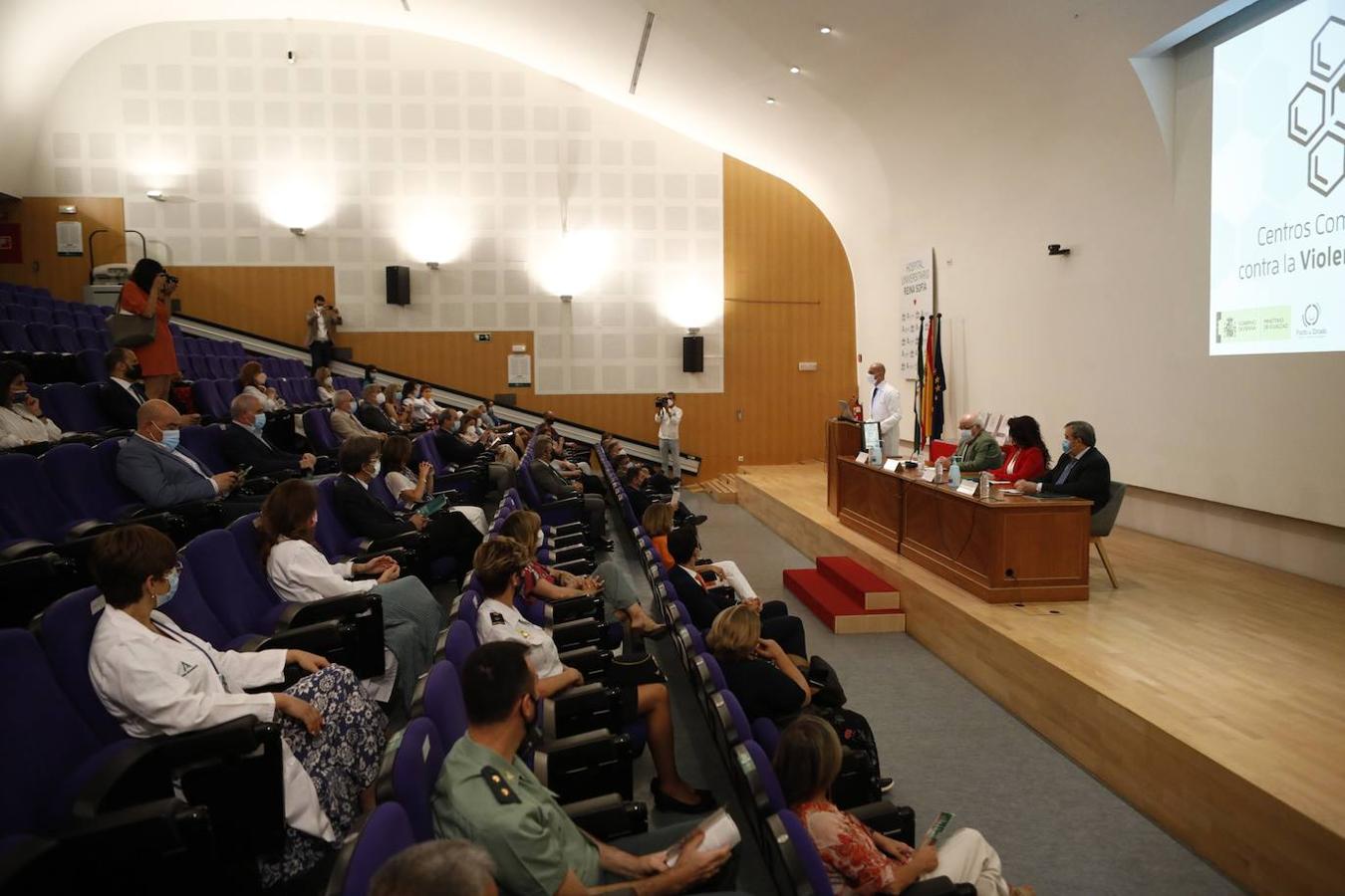 La entrega de distintivos contra la violencia de género en Córdoba, en imágenes