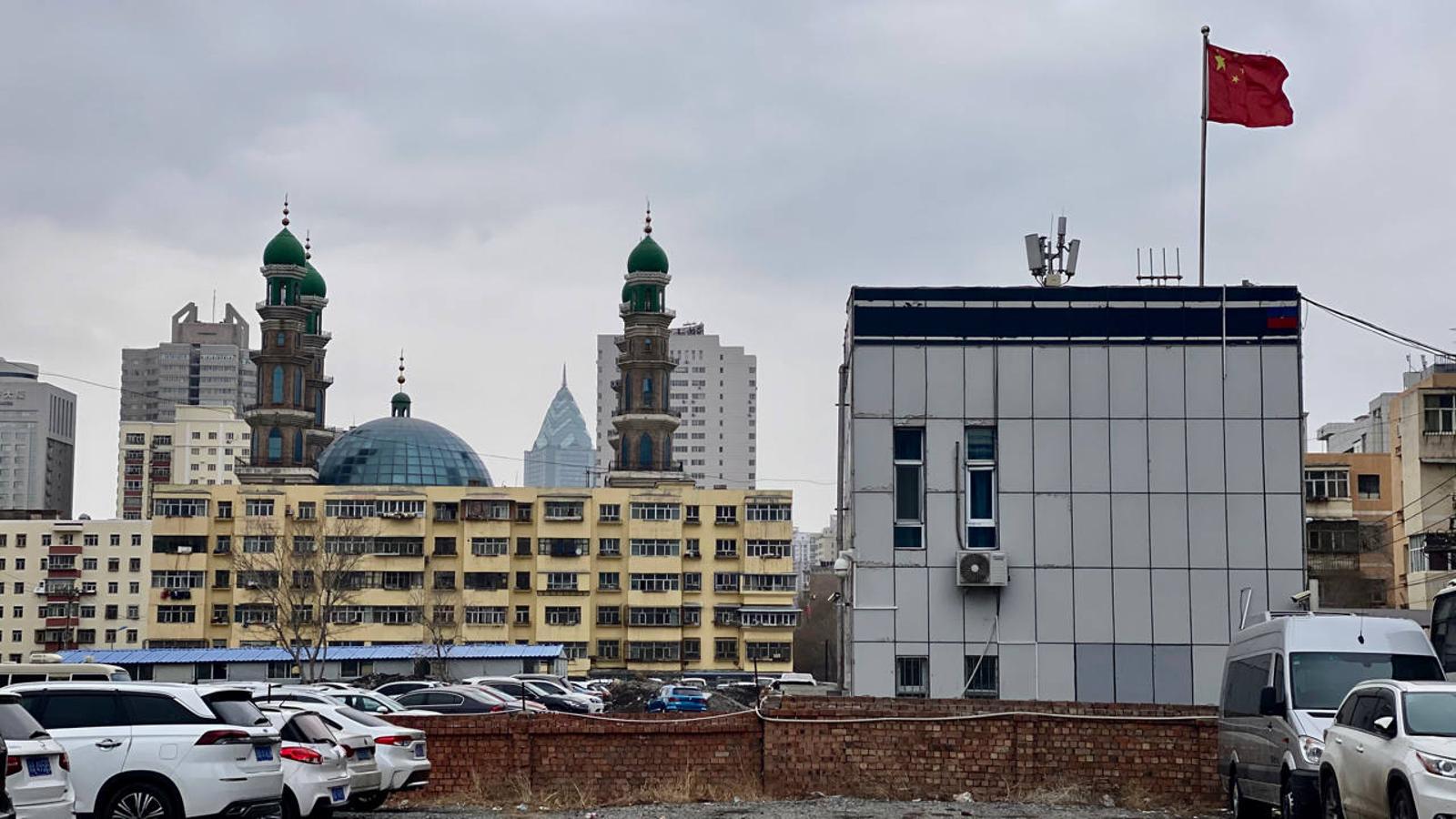 La bandera china ondea en una comisaría ante la cerrada mezquita de Xiheba en Urumqi, donde las autoridades intentaban impedir que se hicieran fotos. 