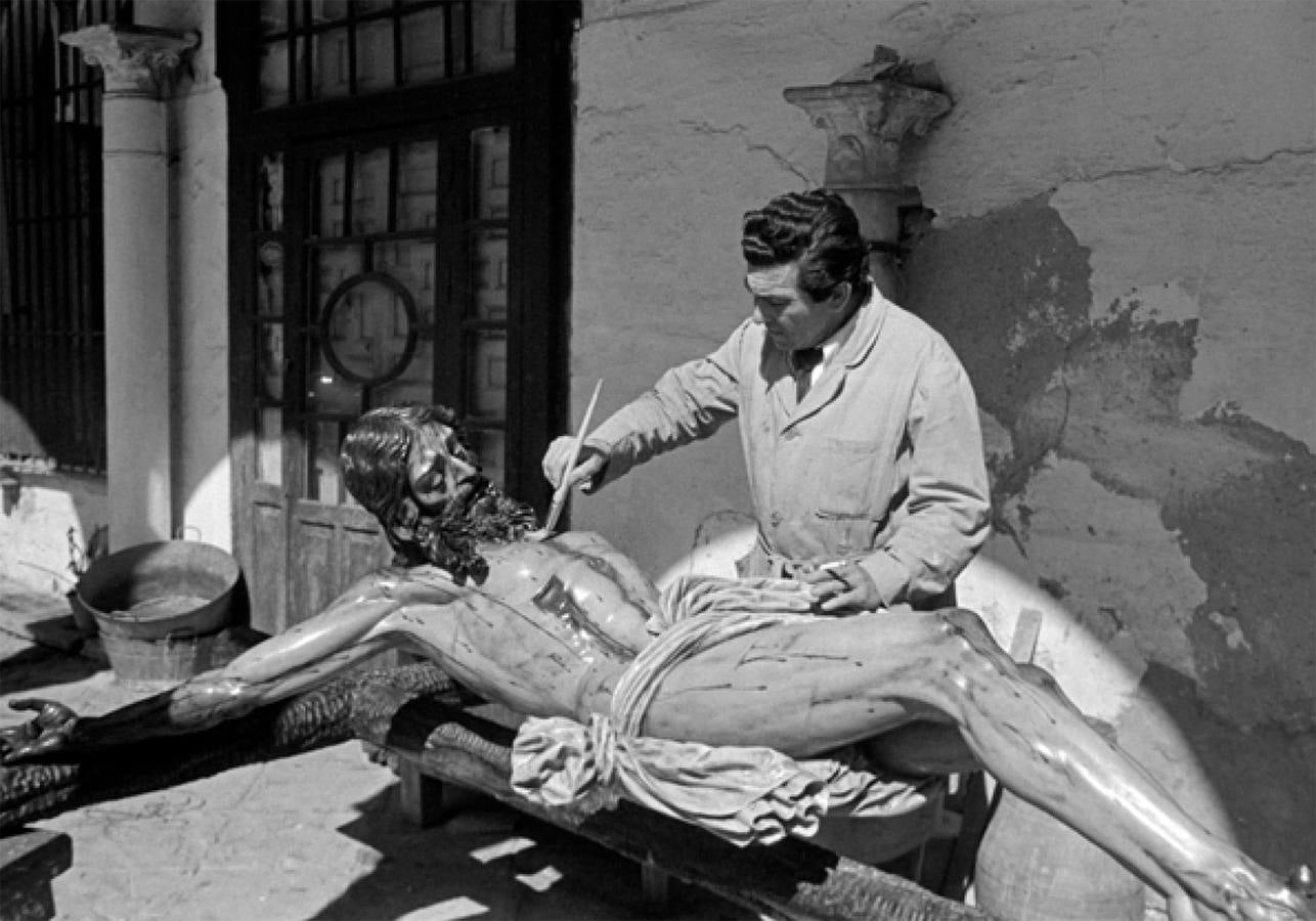 Francisco Buiza Fernández da los últimos retoques al Cristo de la Vera-Cruz de Pilas en el patio de su estudio en la Casa de los Artistas en 1972