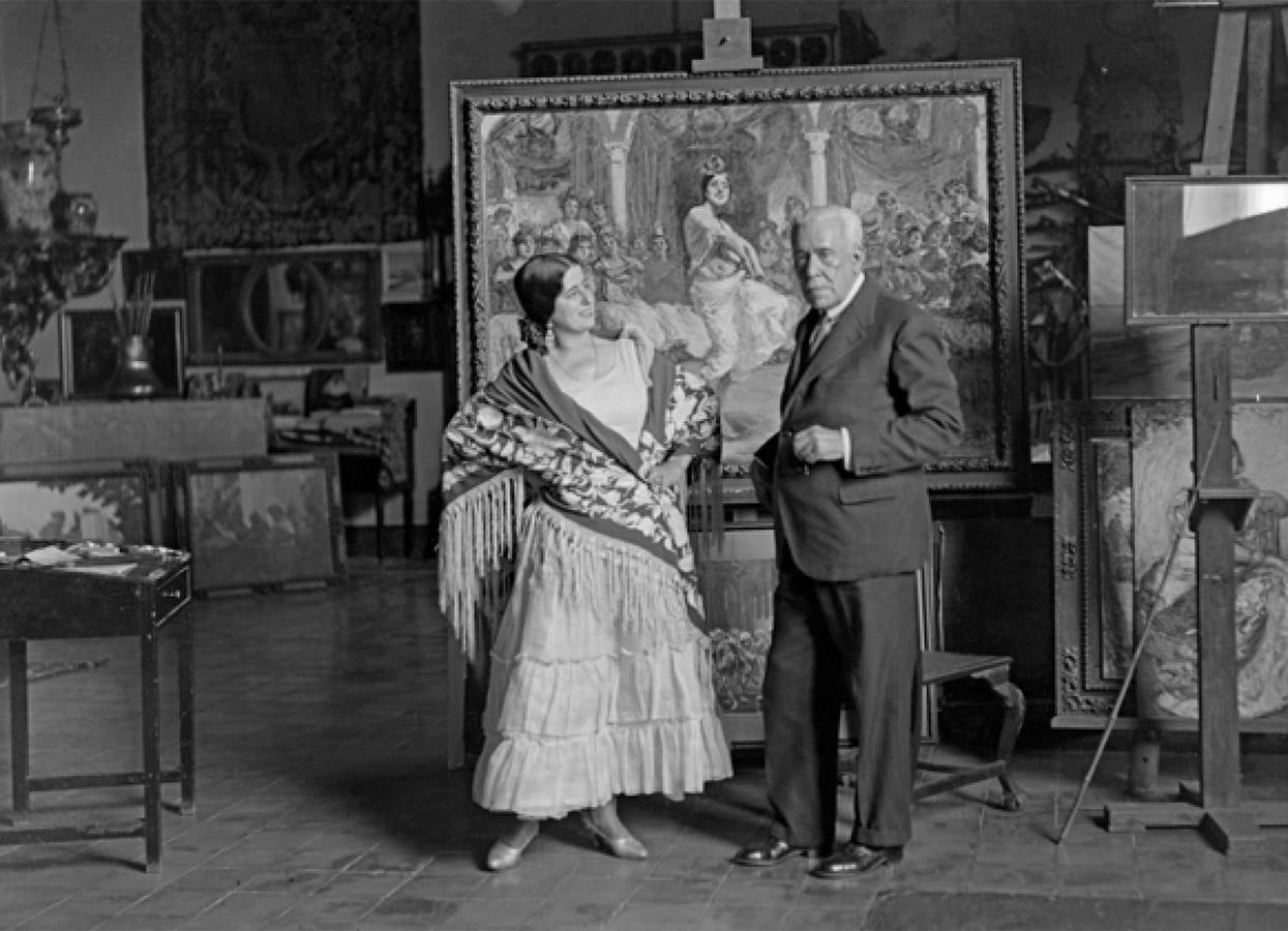 Gonzalo Bilbao posa en 1932 en su estudio junto a Reyes, modelo utilizada en sus cuadros costumbristas