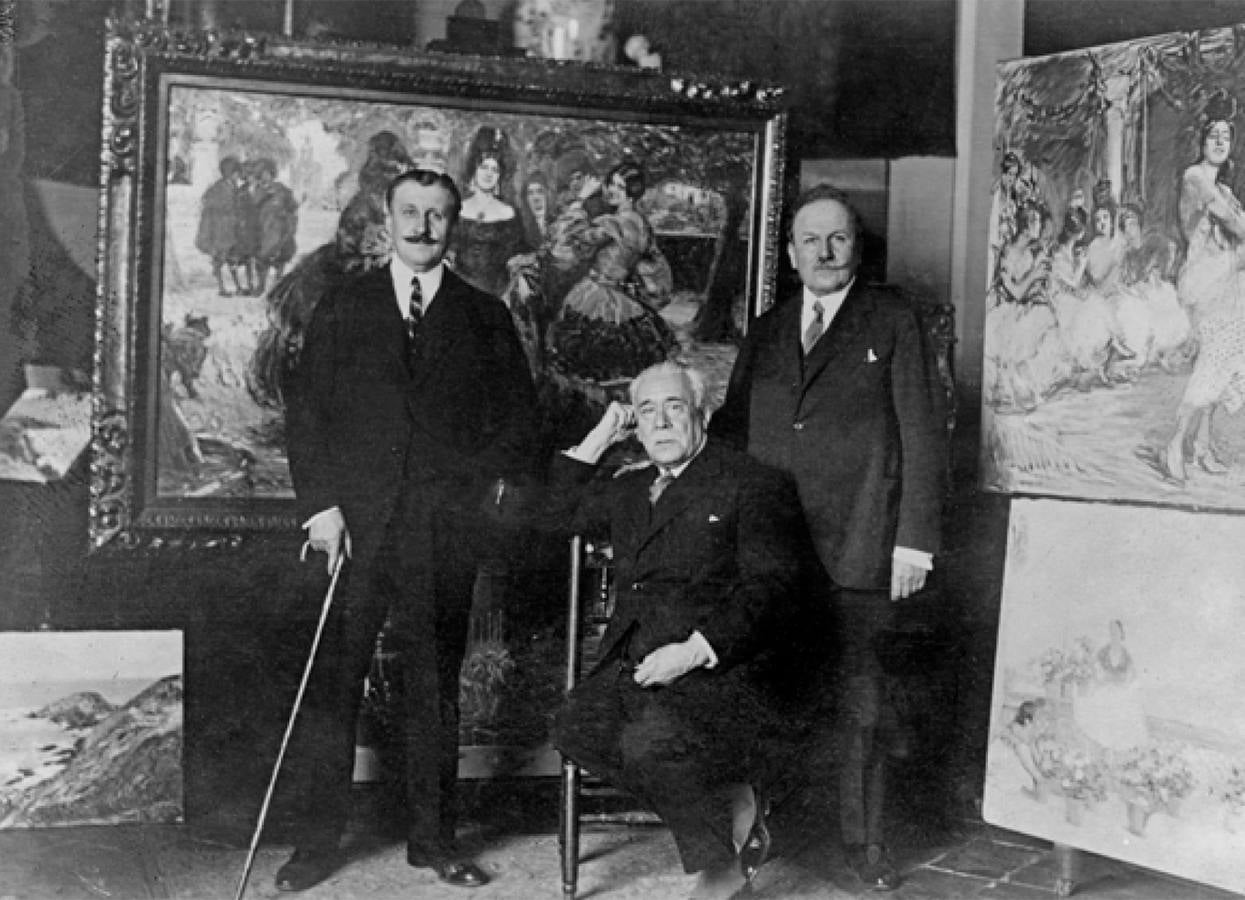 Gonzalo Bilbao en su estudio con los hermanos Joaquín y Serafín Álvarez Quintero en 1930