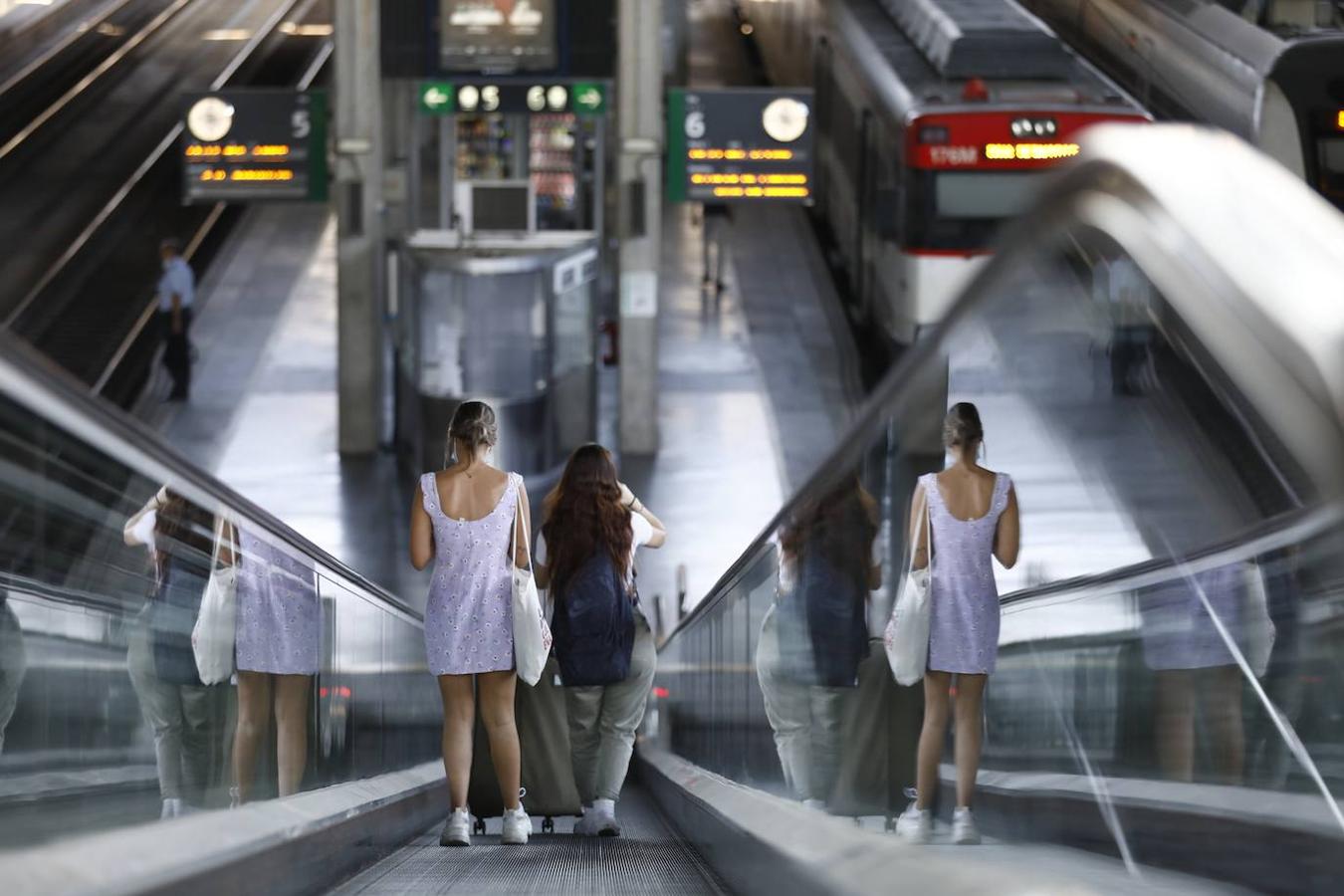 El regreso de los viajeros a la estación de AVE de Córdoba, en imágenes