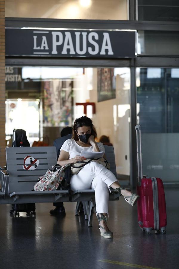 El regreso de los viajeros a la estación de AVE de Córdoba, en imágenes