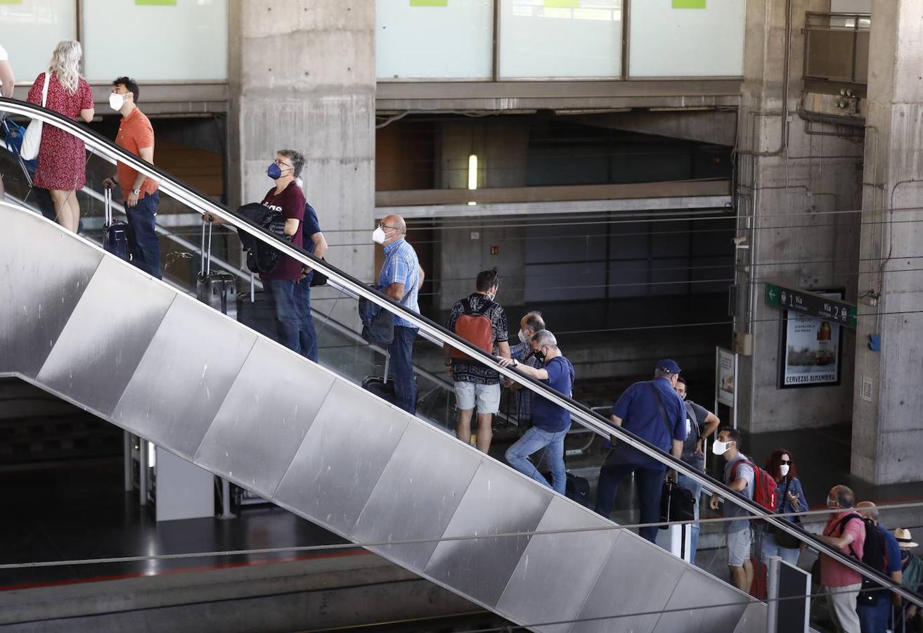 El regreso de los viajeros a la estación de AVE de Córdoba, en imágenes