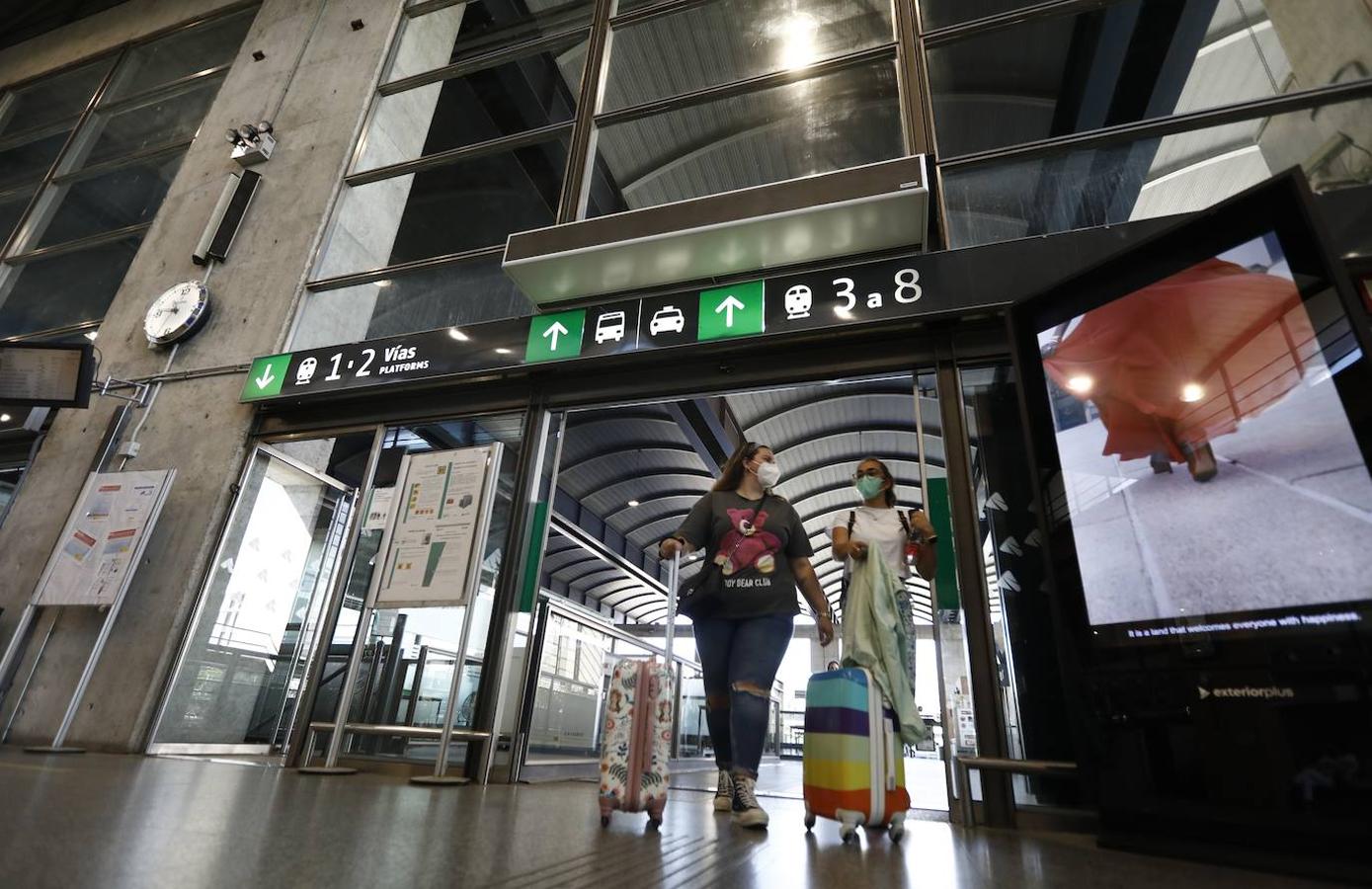 El regreso de los viajeros a la estación de AVE de Córdoba, en imágenes