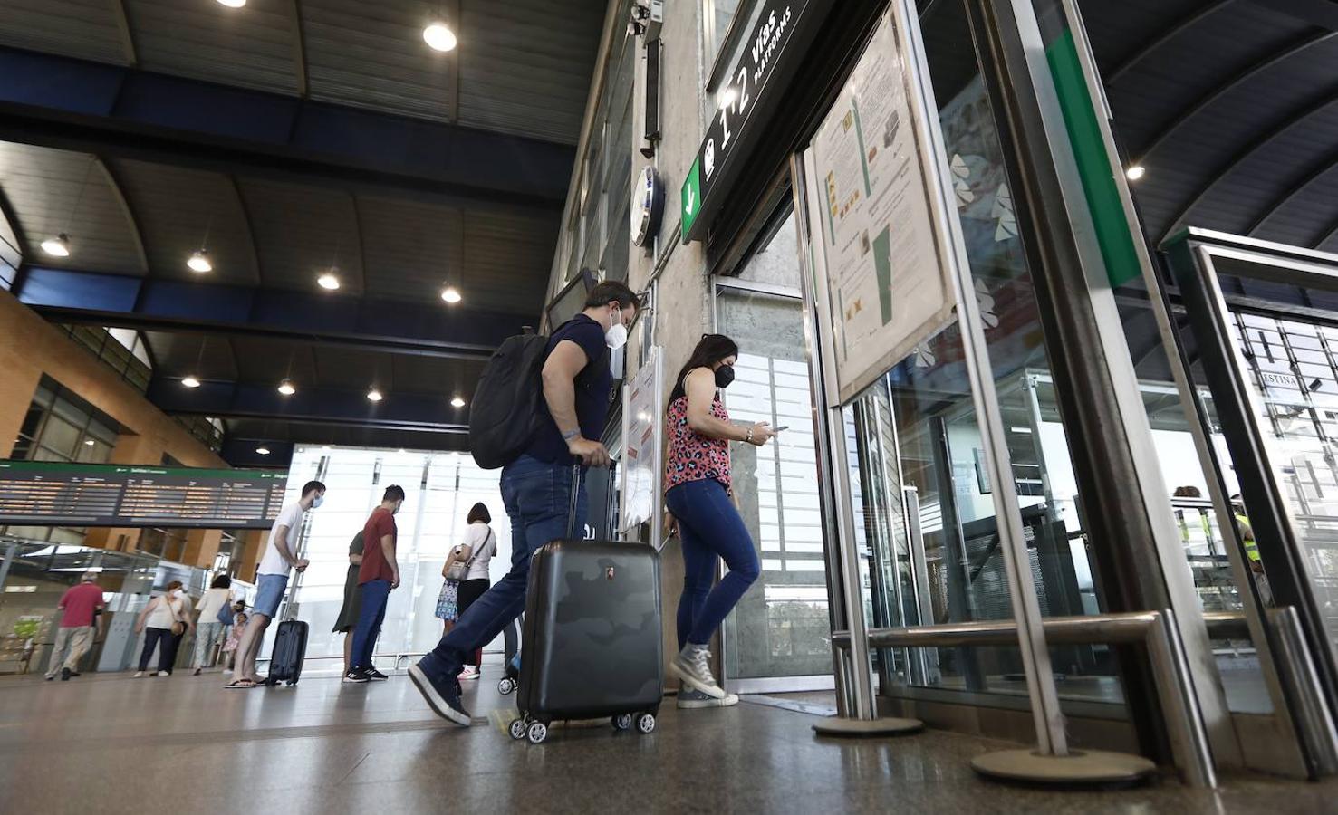 El regreso de los viajeros a la estación de AVE de Córdoba, en imágenes