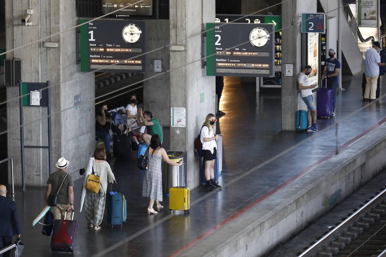 El regreso de los viajeros a la estación de AVE de Córdoba, en imágenes