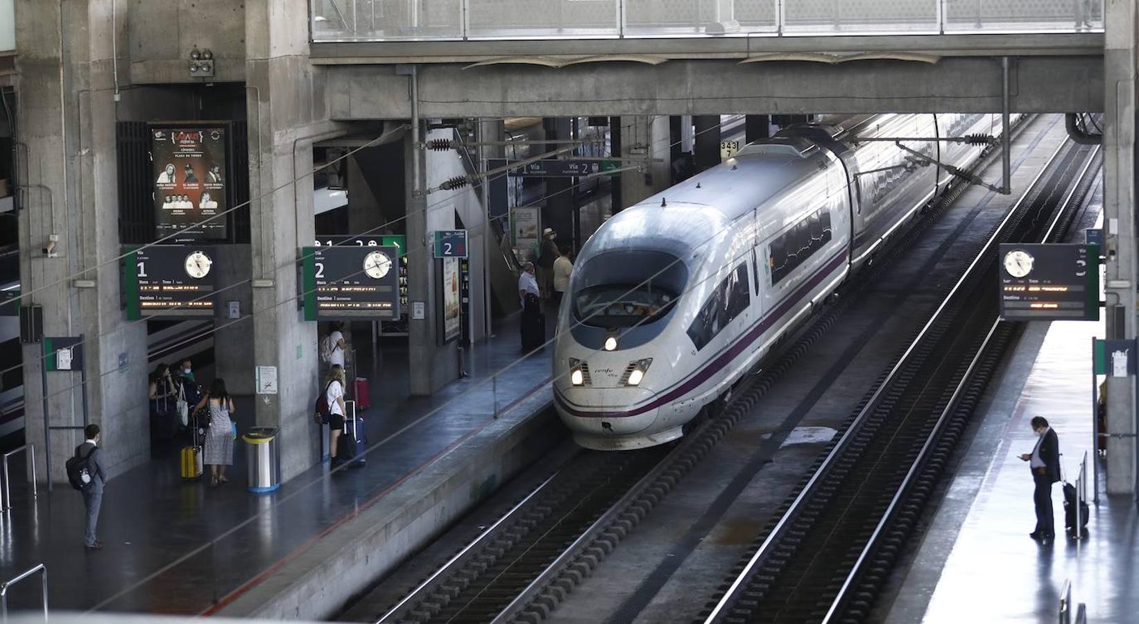 El regreso de los viajeros a la estación de AVE de Córdoba, en imágenes