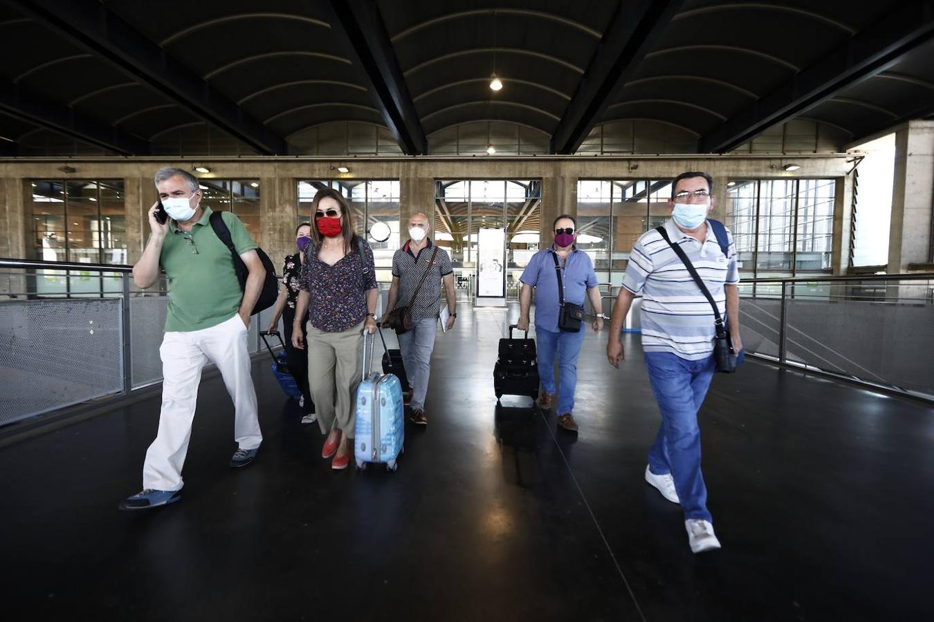 El regreso de los viajeros a la estación de AVE de Córdoba, en imágenes