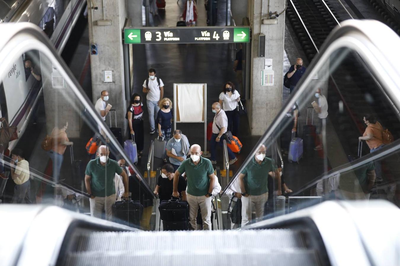 El regreso de los viajeros a la estación de AVE de Córdoba, en imágenes