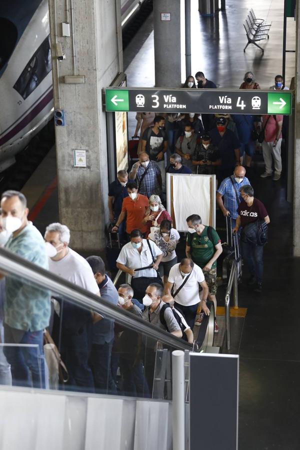 El regreso de los viajeros a la estación de AVE de Córdoba, en imágenes