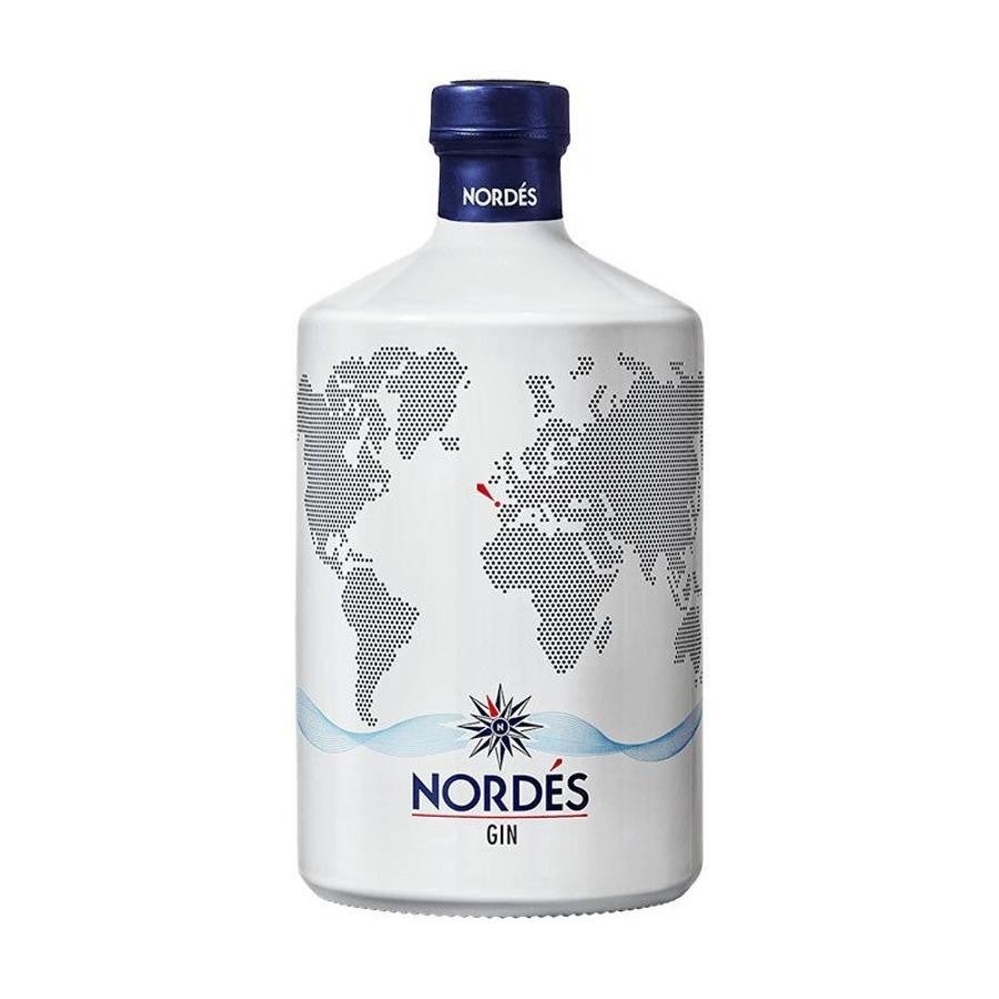 Nordés. Nordés es una ginebra premium de origen gallego con una fórmula perfecta, fresca, aromática y equilibrada. Creada en 2012, nació como un homenaje a su tierra en una reunión de amigos que querían revolucionar el mundo de la ginebra con una bebida diferente y única. Originaria de San Pedro de Sarandón, cerca de Santiago de Compostela, refleja en todos sus matices la esencia del Atlántico, océano que la vio nacer. (24,75€)