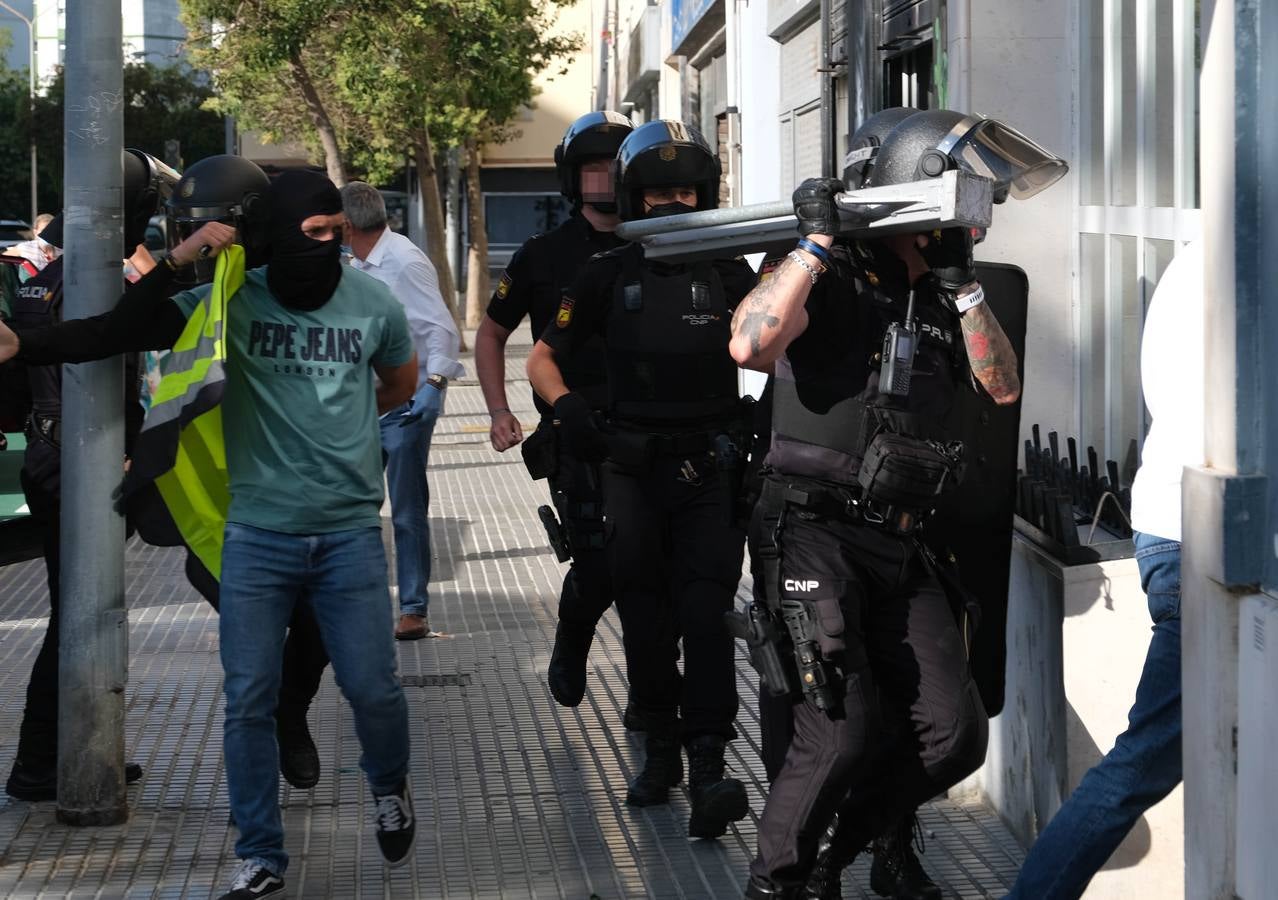 Fotos: Operación policial en Puntales y el Cerro del Moro contra el tráfico de hachís en Cádiz