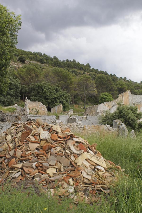 Escombros y restos de muros de las casas de Hontanillas. El pueblo fue abandonado en los años 60, cuando los últimos vecinos abandonaron sus hogares. 